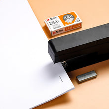 Carregar imagem no visualizador da galeria, M&G 3 cores 360 graus grampeador giratório grampeador de mesa com grampos cinzel afiado para acessórios de papelaria de escritório e escola